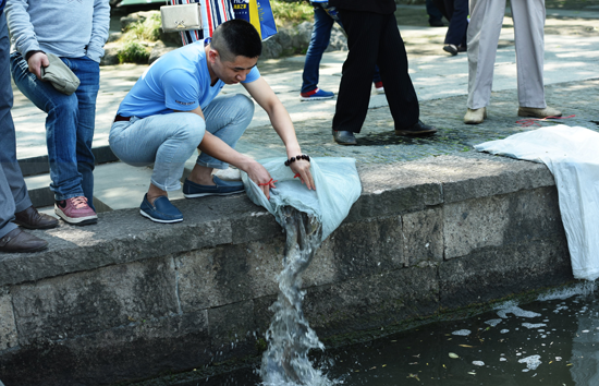 專家質疑盲目放生:大白天的把夜鷹往哪兒放