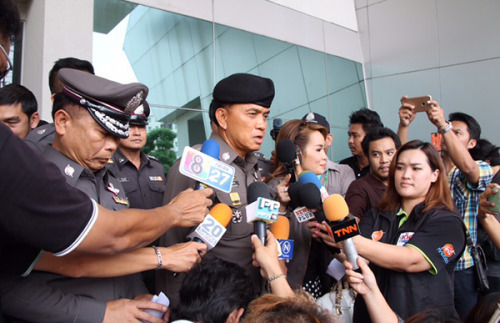 曼谷一大學2名博士級講師正在為學生進行論文考試時,被同校另一名博士級講師開槍打死。