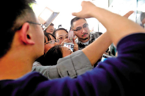 浙江嘉興小升初搖號 家長現場望眼欲穿