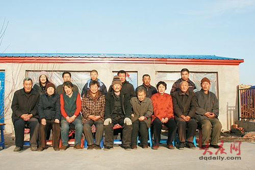 東北一對夫妻收養(yǎng)21位老人為6位老人辦喪事(圖)