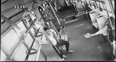 小情侶公交車上旁若無(wú)人吃西瓜,弄臟車廂環(huán)境引不滿。