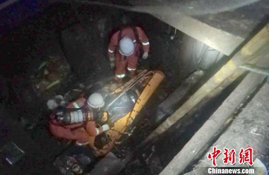 四川自貢環衛工被困3米深垃圾庫致1死1中毒