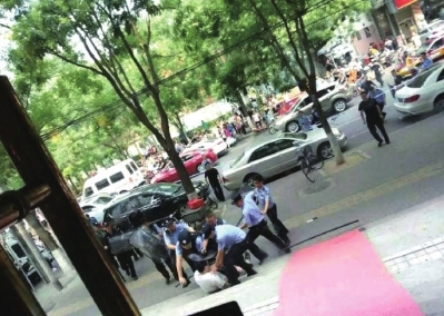 左二:警方合力將男子控制。