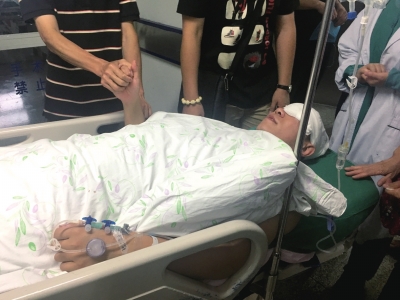 下圖:術(shù)后,受傷民警被推出手術(shù)室。京華時(shí)報(bào)記者樊瑞攝