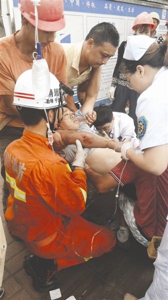 6日6時27分左右,遂寧河東新區某工地上,38歲的工人林軍做工時,不慎從5樓墜落至3樓,其背部和側身插入5根鋼筋。隨后,林軍被送往遂寧市中心醫院河東分院救治。經過長達6小時的手術搶救,5根鋼筋全部取出,幸運的是,鋼筋沒有傷及內臟。不過,林軍目前仍在重癥監護室,截至記者發稿時還沒有脫離生命危險。