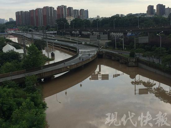 南京多地段淹水 多家單位通知放假
