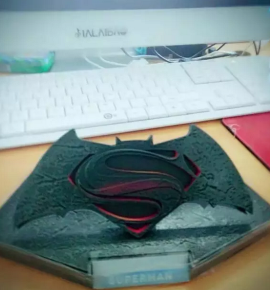 收件快遞員在朋友圈曬出的與王先生寄出的玩偶