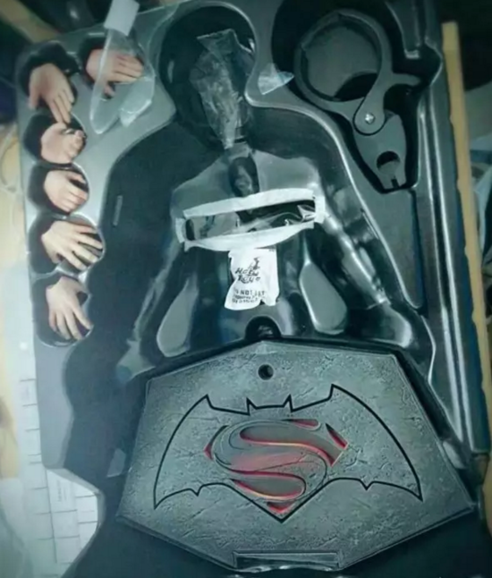 收件快遞員在朋友圈曬出的與王先生寄出的玩偶