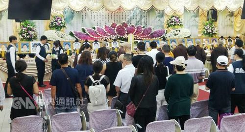 遼寧觀光團(tuán)罹難者“頭七”法會(huì),7月25日在中壢殯儀館懷源廳舉行,罹難者家屬由法師帶領(lǐng)誦經(jīng)為往生者哀悼祈福。 臺(tái)灣“中央社”記者施宗暉攝
