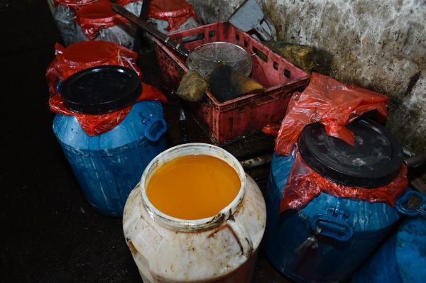 昆明一地溝油作坊被端 查出成品油60桶黑豬血3噸