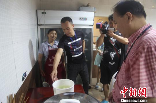 記者暗訪“三無涼糕”追蹤:成都全城圍剿“三無”涼糕