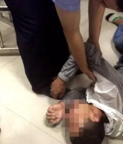 外賣小哥無(wú)證駕駛 撒潑罵人咬傷民警