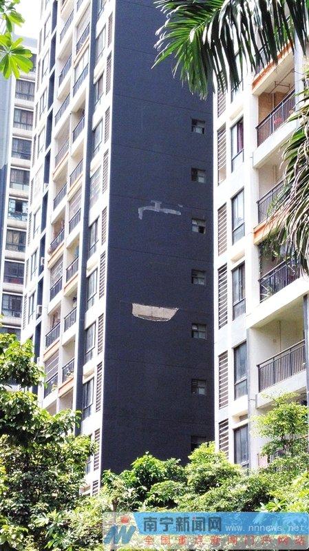 業(yè)主掛橫幅維權(quán) 開(kāi)發(fā)商稱名譽(yù)受損向業(yè)主索賠10萬(wàn)元