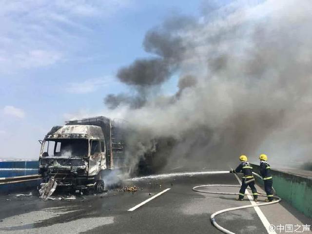 廣西桂柳高速一貨車輪胎爆炸引發火災 路段被封鎖