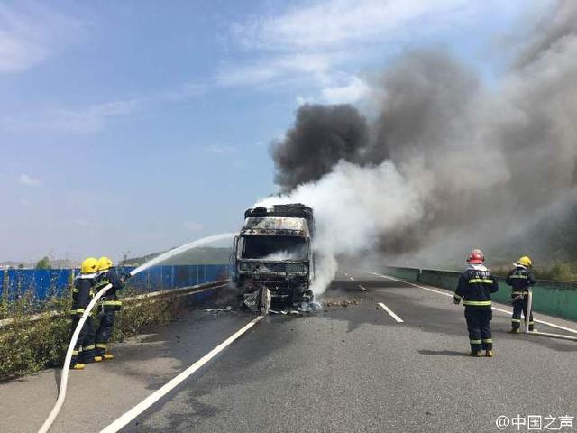 廣西桂柳高速一貨車輪胎爆炸引發火災 路段被封鎖