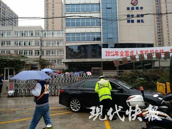 慌亂中,該考生將車輛橫停在學(xué)校門口,下車就向考點(diǎn)跑去,正在附近護(hù)考的南京交警二大隊(duì)二中隊(duì)民警趙新輝立刻上前制止。誰知,考生竟把鑰匙往民警手中一扔,讓交警幫其停好車輛,自己考完試再來取車。該考生車輛違停對對考生的進(jìn)出和校門口交通秩序有較大影響。