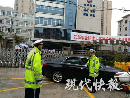 交警提醒,雨天出行要提前安排好時(shí)間,避免出現(xiàn)匆忙情況,為自己和他人帶來不必要的麻煩。