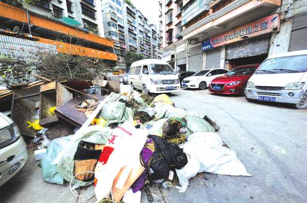 被燒毀的包裹堆在倉庫門外的路邊。