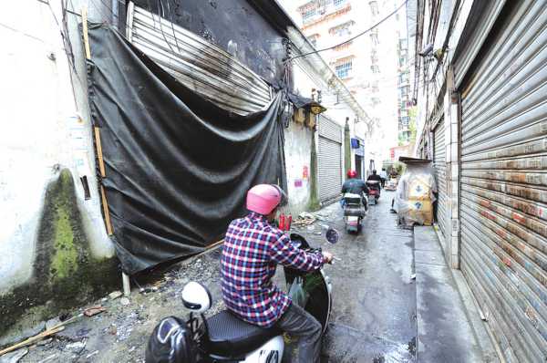 發生火災的倉庫已經被黑布遮擋起來。