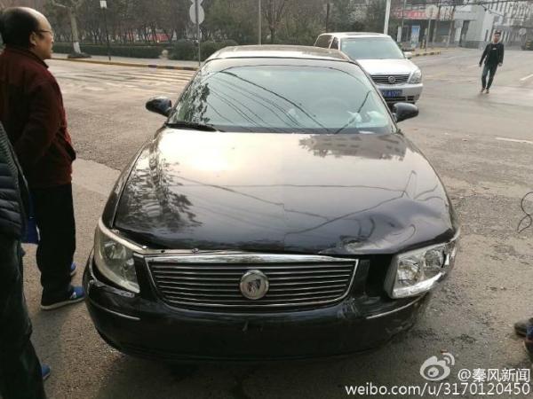 協(xié)警所駕駛的無(wú)牌別克小轎車(chē)。@秦風(fēng)新聞 圖