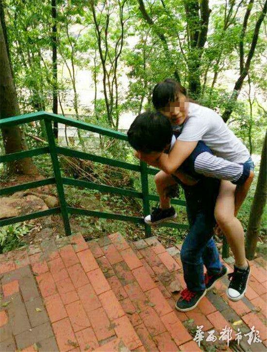 健康時(shí)兩人外出游玩。