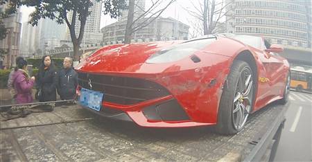 受損的法拉利 通訊員 李坤鵬 記者 蔣雨龍 攝