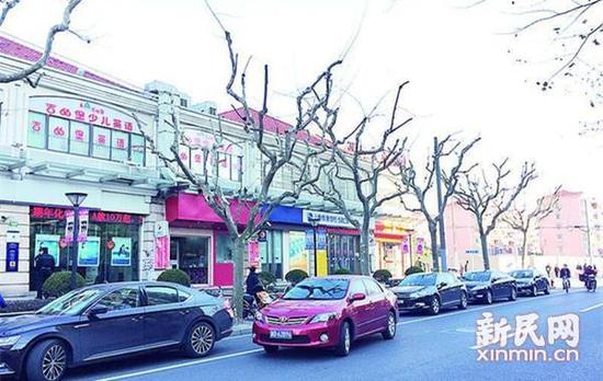 培訓(xùn)機(jī)構(gòu)門前總是停滿了等孩子下課的私家車。李銘坤 攝