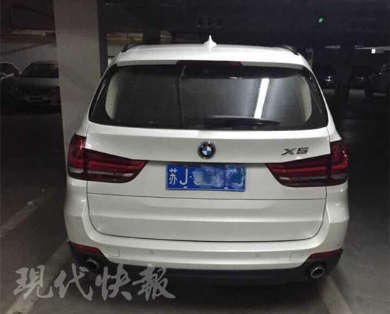 錢就丟在這輛車旁 警方供圖