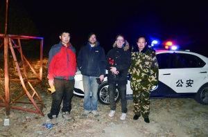 倆美國青年爬箭扣長城被困后獲救 用中文說謝謝