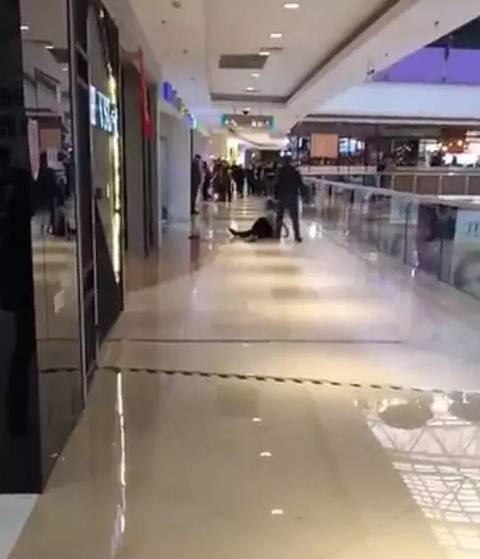 男子商場暴打女友