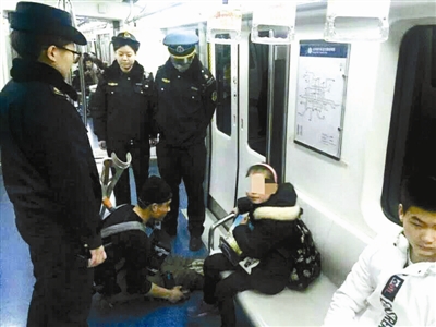 近期有市民發(fā)現(xiàn),在北京地鐵內(nèi)兒童乞丐數(shù)量有所增加,有的兒童在乞討時態(tài)度惡劣,嚴重影響了乘車環(huán)境。昨天北京青年報記者從北京交通執(zhí)法總隊軌道大隊了解到,軌道交通執(zhí)法大隊寒假期間在地鐵站內(nèi)查獲兒童乞討者20多人次。經(jīng)調(diào)查發(fā)現(xiàn),這些“童乞”多來自甘肅岷縣,由成年家屬有組織性地帶來北京乞討,有個別“童乞”假期收入甚至超過萬元。