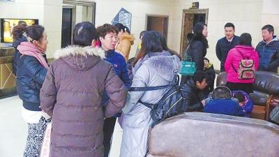 家長聚一起,不知該咋辦