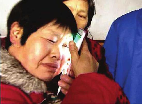 陳順群用臉貼著屏幕感謝朱網玉。