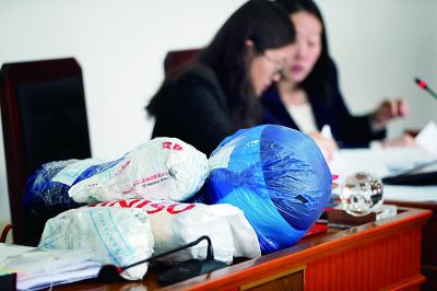 庭審現(xiàn)場(chǎng)出示被封存的大頭兒子卡通玩偶