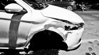 男子無牌駕駛連撞兩車 車輪撞飛后還跑了幾十米