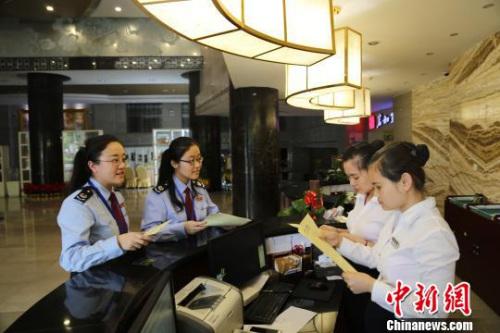 資料圖: 廈門國稅工作人員深入營改增企業宣傳相關政策。 曾霄 攝