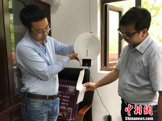 抽紙如“流水”成都公廁變衛(wèi)生紙“提紙機”(圖)