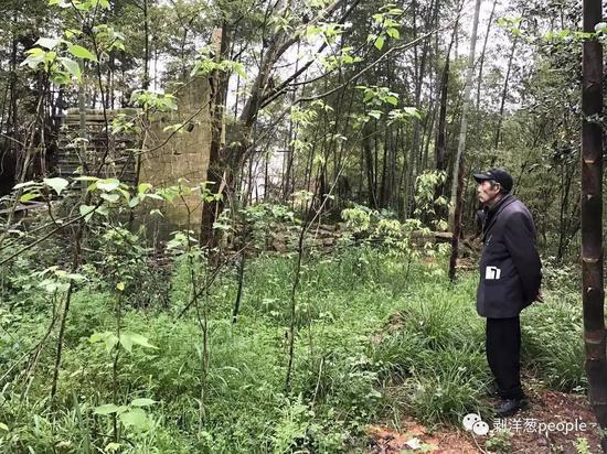 陳振杰站在和父母生活過的老屋前。新京報記者劉珍妮 攝