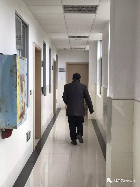 平時無事,陳振杰在病房外的走廊里溜達。
