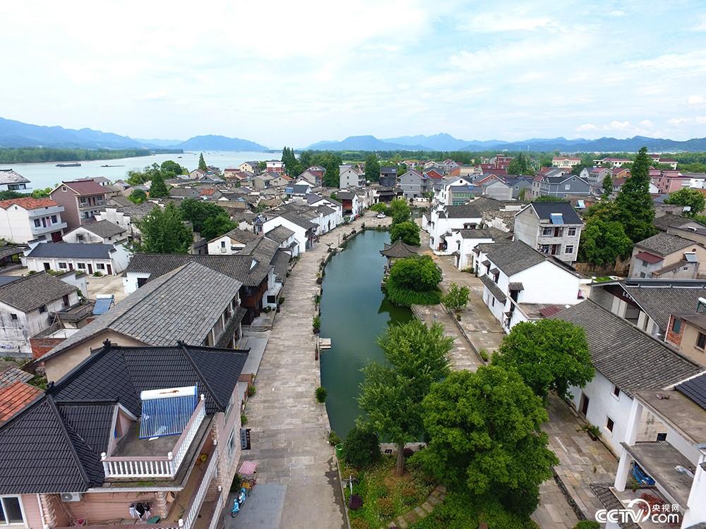浙江特色小鎮(zhèn)遍地開花,圖為富春江畔。(浙江省網(wǎng)信辦提供)