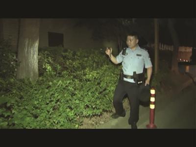 3歲熊孩打開媽媽錢包 萬元鈔票8張卡扔下陽(yáng)臺(tái)