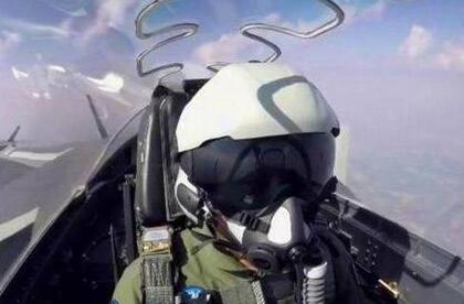 殲20飛行員頭盔亮相閱兵:外形酷、內(nèi)涵多(圖)