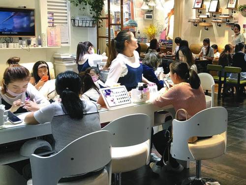 小寨賽格國際購物廣場B2層美甲店。 見習記者 郭詩夢攝