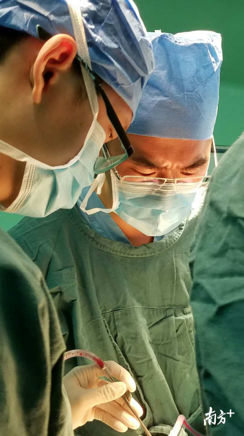 一眾醫生正在進行手術搶救