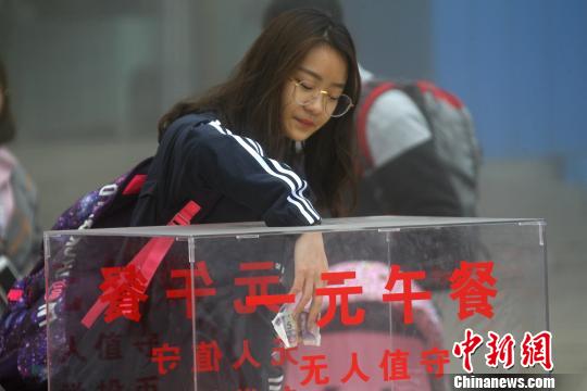 河南景區(qū)一元農(nóng)家面引千人排隊(duì)無人售錢不少反多