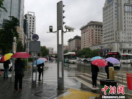 西安闖紅燈人臉抓拍系統(tǒng)上線每天約40人當(dāng)“屏保”