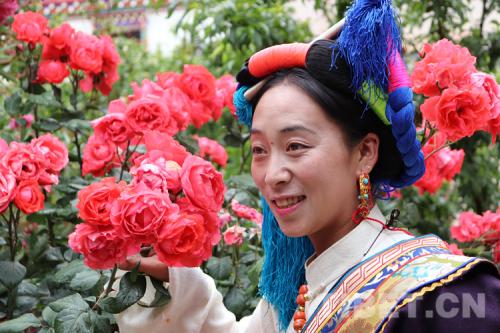 圖為穿著納西族服飾的果拉卓瑪拉姆。攝影:孔夏