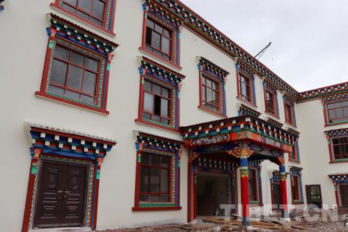 圖為果拉卓瑪拉姆家已建設完成的新民宿,據她介紹,預計今年7、8月份可以正式營業。攝影:孔夏