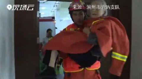 9旬老人被困水中,消防員救出后還幫她換上干凈襪子