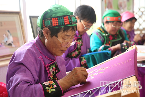 【幸福花開新邊疆】合作社里的致富人 繪就草原最美底色
